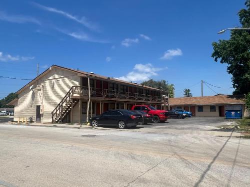 Un edificio con coches aparcados en un estacionamiento. en Hotel O Best Rest Inn Springfield US 36, en Springfield