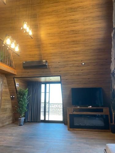 TV a/nebo společenská místnost v ubytování منتجع كفريا السياحي-عجلون Kufraya Resort-Ajloun