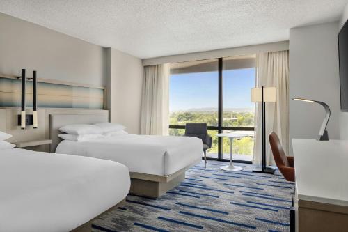 Una cama o camas en una habitación de Marriott Saddle Brook