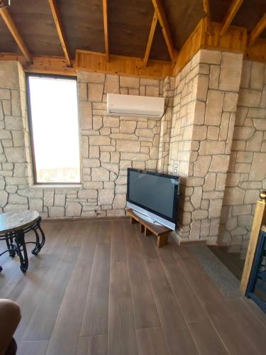 TV a/nebo společenská místnost v ubytování منتجع كفريا السياحي-عجلون Kufraya Resort-Ajloun