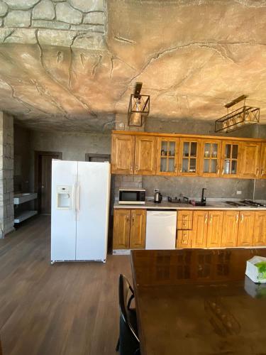 Kuchyň nebo kuchyňský kout v ubytování منتجع كفريا السياحي-عجلون Kufraya Resort-Ajloun