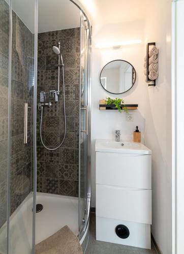 a bathroom with a shower and a sink at ANKERLOFT - Hausboot in Hannover