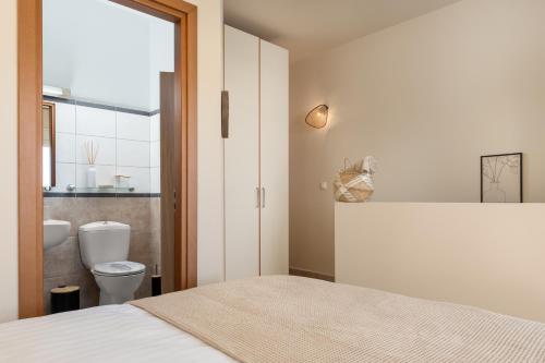 Ένα ή περισσότερα κρεβάτια σε δωμάτιο στο Calypso Lindia Luxury Villa