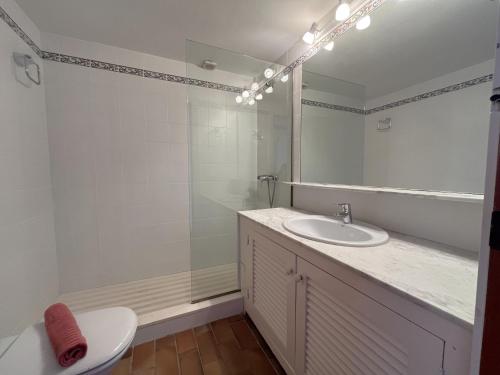 un baño con lavabo y espejo en Es CASTELL 2 7 by SOM Menorca, en Fornells