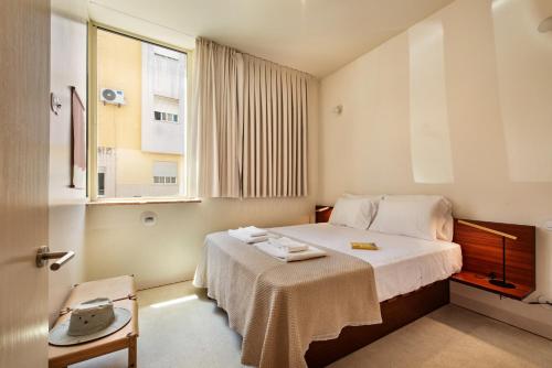 ein Hotelzimmer mit einem Bett und einem Fenster in der Unterkunft Palacete do Guadiana by MY CHOICE in Vila Real de Santo António