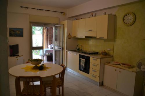 Kuchyň nebo kuchyňský kout v ubytování Casa Mimosa - Appartamento con giardino a 50 mt dal mare