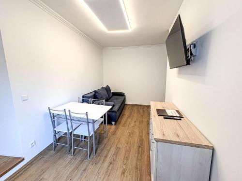Televisyen dan/atau pusat hiburan di Apartment Family Mentenwirt by Interhome