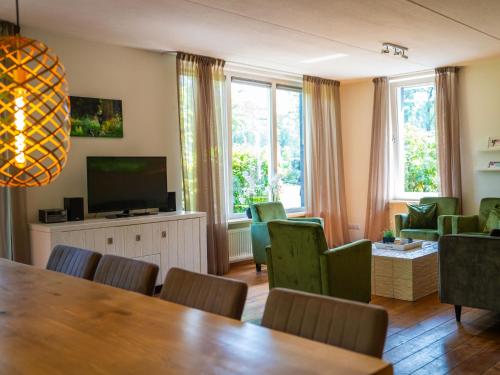 Μια τηλεόραση ή/και κέντρο ψυχαγωγίας στο Holiday Home Douglas by Interhome