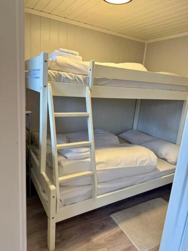 Postel nebo postele na pokoji v ubytování Leilighet i under etasje