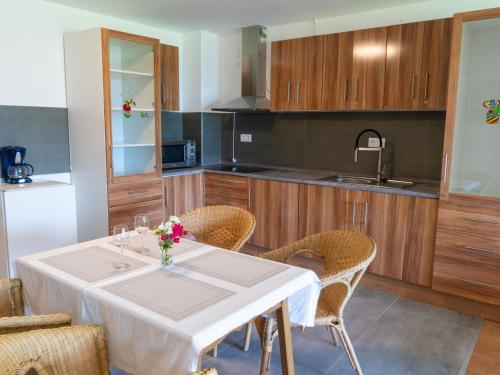 Kuchyň nebo kuchyňský kout v ubytování Apartment Wohnung Garten 1 Seeblick by Interhome