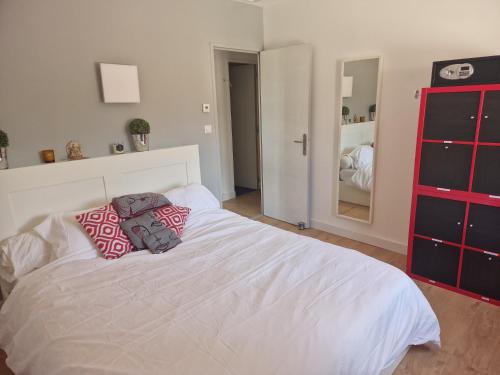 une chambre avec un lit blanc avec deux oreillers dessus dans l'établissement Magnifique Villa Provençale pour les familles, à Mus