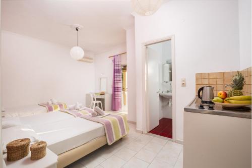 Ένα ή περισσότερα κρεβάτια σε δωμάτιο στο Island Kavos Annex studios
