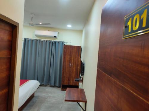 Katil atau katil-katil dalam bilik di Hotel Manorama Lawn