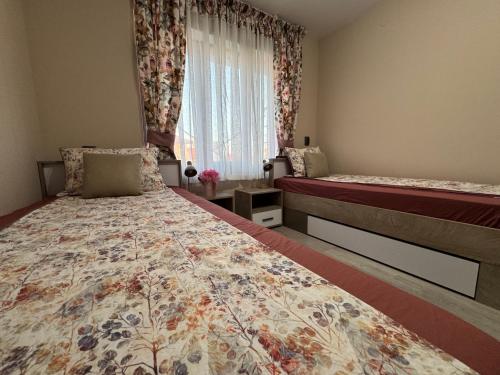 Giường trong phòng chung tại Kamberovi house Kalofer Къща Камберови Калофер