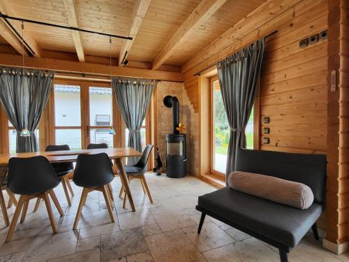 Zona de estar de Chalet Seeblick 21 by Interhome