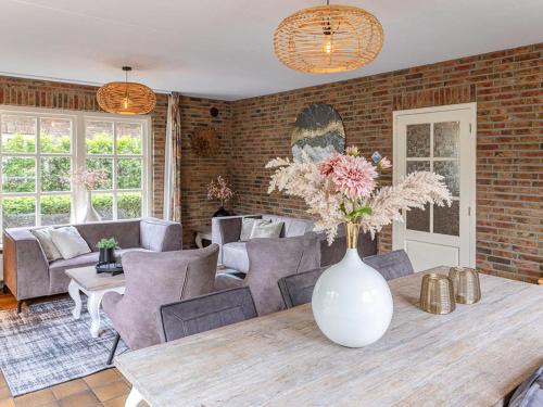 Χώρος καθιστικού στο Holiday Home De Regenboog by Interhome