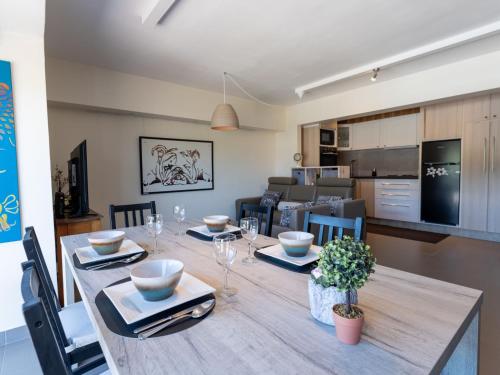 Un comedor con una mesa y una cocina. en Apartment Arcona by Interhome, en Bredene