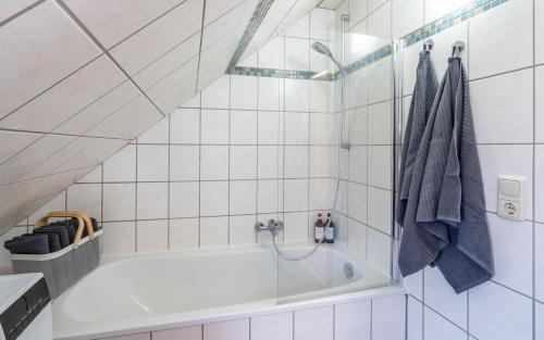 Bilik mandi di Stilvolle Dachgeschosswohnung