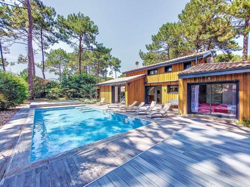 ein Haus mit einem Pool und einem Haus in der Unterkunft Villa Villa les Verdiers by Interhome in Biscarrosse