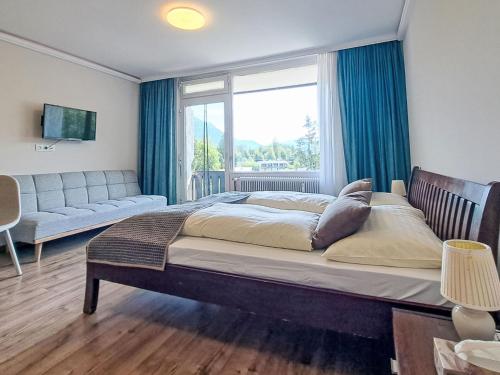 Un dormitorio con una cama grande y una ventana grande en Apartment Wohnung 413 Bergblick by Interhome, en Strobl