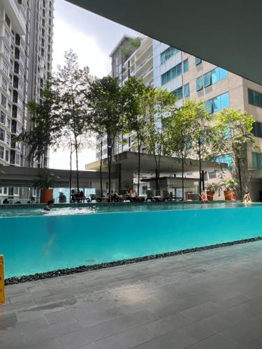 Πισίνα στο ή κοντά στο Mercu summer suits 1BR luxury couple room free Netflix 5mint WD KLCC by Top R