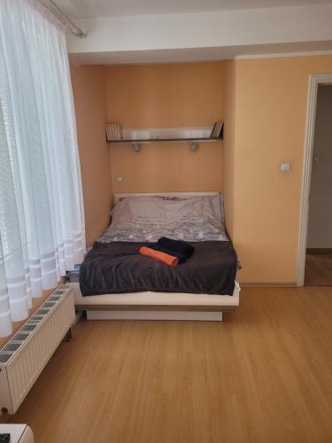 Cama pequeña en habitación con suelo de madera en Gdańsk Cozy Loft, en Gdansk