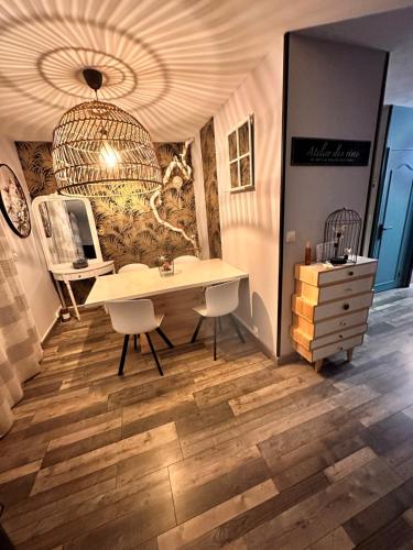 a dressing room with a table and two chairs and a dresser at Agréable maison de ville dans quartier calme in Bourges