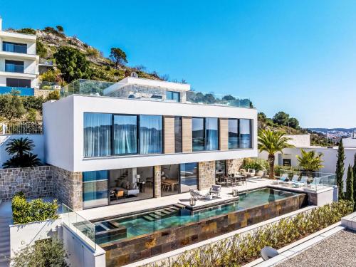 ein Bild von einem Haus mit einem Swimmingpool in der Unterkunft Villa Vista II by Interhome in Podglavica