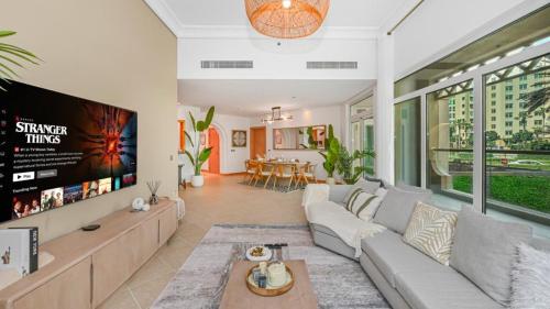 Palm Shoreline Elegance with Gym, Pool & Beach Access