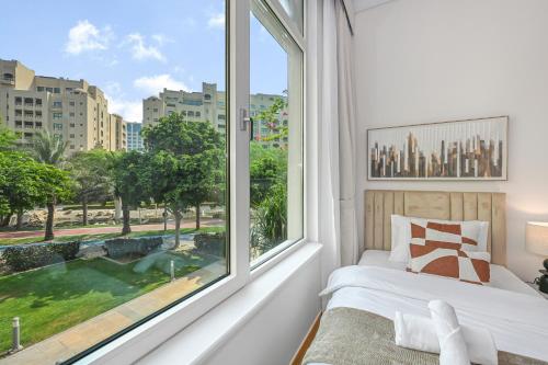 迪拜The Palm Jumeirah Shoreline Living l 3BR Elegant Resort Style Entire Home l Beach Access的一间卧室设有窗户,享有城市美景