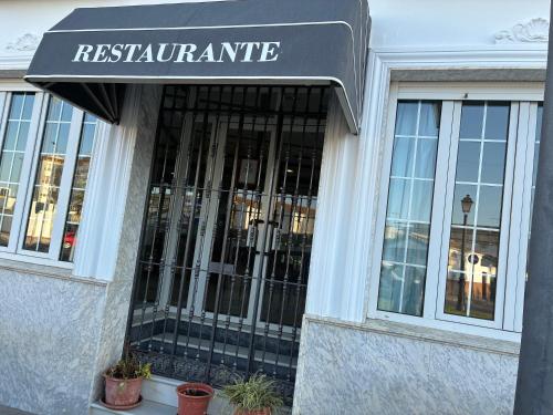 a store front with a sign for a restaurant at Hostal Restaurante La Niña in Palos de la Frontera