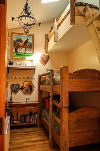 Palanda nebo palandy na pokoji v ubytování Greenvale Cabins