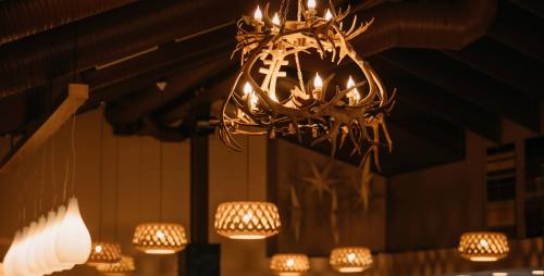 a chandelier hanging from the ceiling in a room at Lapland Hotels Sirkantähti in Levi
