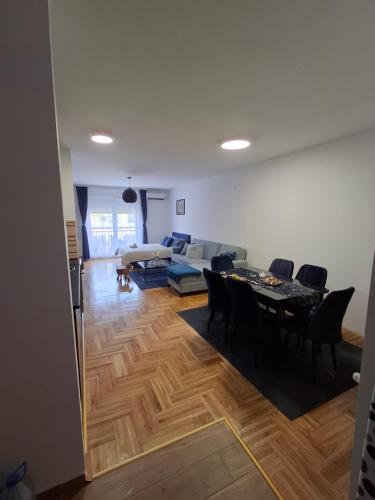 a living room with a table and a couch at Apartman Taurus in Požarevac
