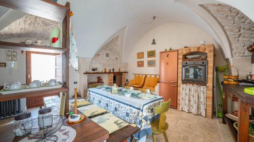 Køkken eller tekøkken på Bellissima Casa&Monolocale del '700 by Rentbeat