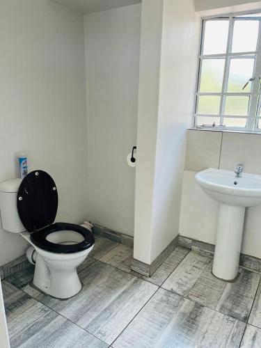 Bilik mandi di WOODS GUEST HOUSE