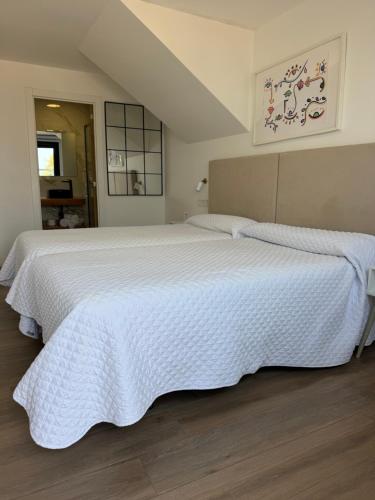 Кровать или кровати в номере Hostal Montevideo beachfront