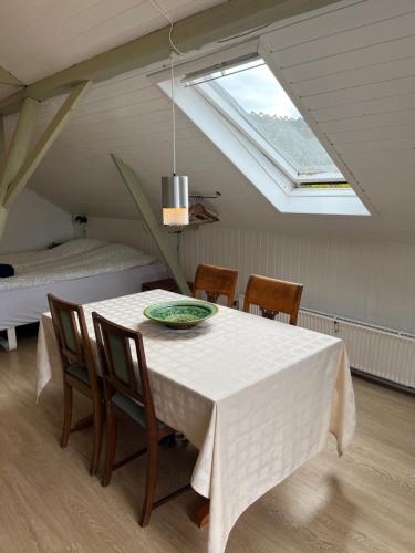 a dining room with a table with chairs and a window at Døstrup Landevejskro & Motel in Skærbæk