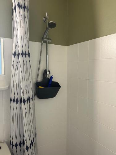 a shower in a bathroom with a shower at Døstrup Landevejskro & Motel in Skærbæk