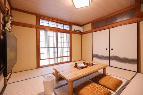 a living room with a table and a tv at 1日1組限定まるまる貸切ゆったり楽しもう駐車場3台無料Limited to one group per dayEnjoy the entire space with your family Parking for 3 cars in Hakone