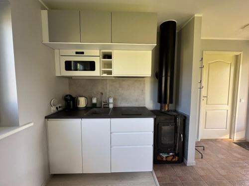 Kuchyň nebo kuchyňský kout v ubytování Tiny house with sauna in Laulasmaa