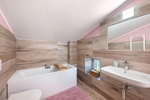 Ένα μπάνιο στο La casa di Delfina