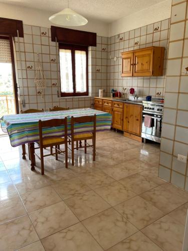 una cocina con mesa y sillas. en Appartamento Hipponion, en Vibo Valentia