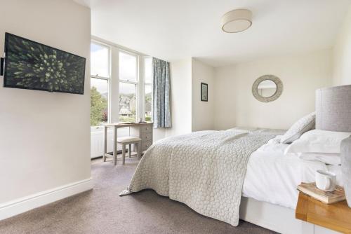 Un dormitorio blanco con una cama y una ventana. en Finest Retreats - Kelsick Villa Guest House - Loughrigg, en Ambleside