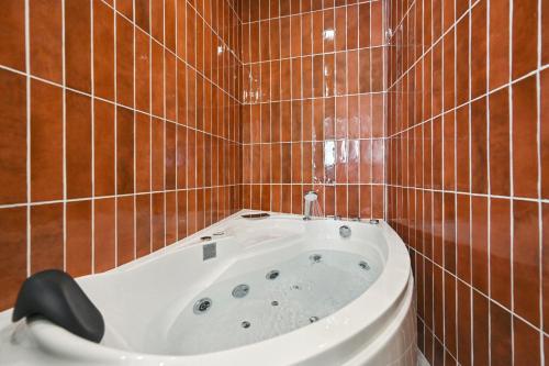 Lavie Maison 7th AC Hot Tub