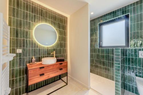 a bathroom with a sink and a mirror at Maison familiale proche mer - spa in Goulven