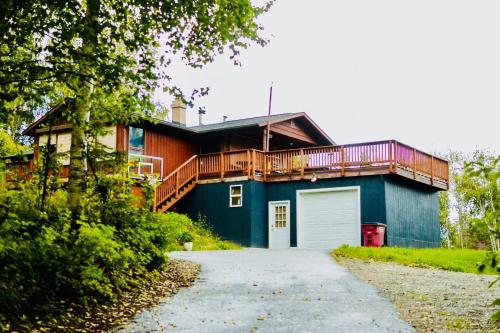 a house with a balcony and a garage at Alaska Getaway in Palmer