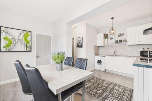 にあるHost & Stay - Crosby Houseのテーブルと椅子のあるキッチンとダイニングルーム