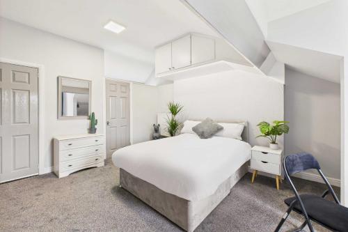 にあるHost & Stay - Crosby Houseのベッドと鏡のある白い寝室