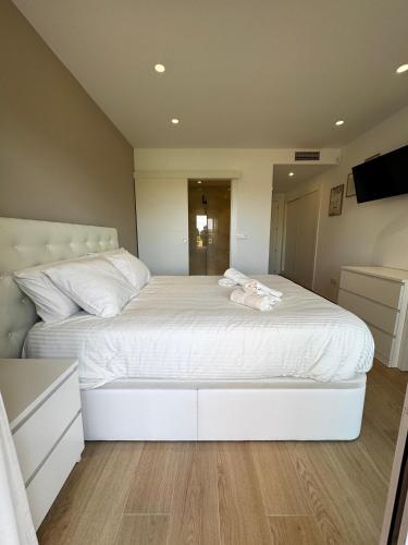 Postel nebo postele na pokoji v ubytování Luxury Renovated Apartment Stunning Views Pool and Golf resort 5star